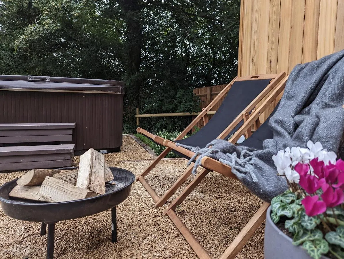 Luxury Shepherd'S Hut In Private Orchard W/Hot-Tub Bristol